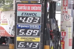 nove-dias-apos-queda-no-preco-da-gasolina-para-refinarias,-consumidor-ainda-nao-ve-mudanca-nas-bombas