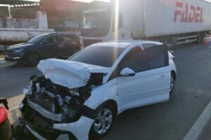 engavetamento-com-quatro-carros-causa-engarrafamento-no-anel-viario,-em-pacatuba