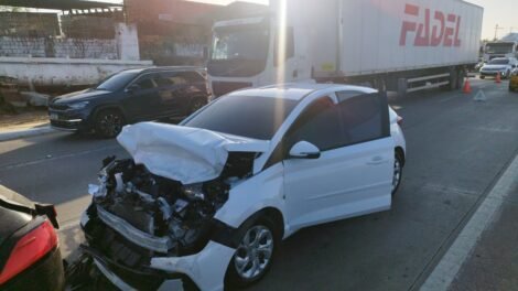 engavetamento-com-quatro-carros-causa-engarrafamento-no-anel-viario,-em-pacatuba