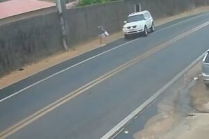 idosa-de-71-anos-morre-atropelada-por-carro-desgovernado-em-cascavel,-no-ceara