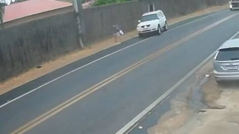 idosa-de-71-anos-morre-atropelada-por-carro-desgovernado-em-cascavel,-no-ceara