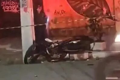 motociclista-morre-apos-colidir-contra-poste-na-av.-francisco-sa,-em-fortaleza