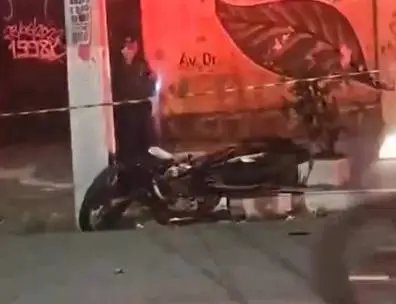 motociclista-morre-apos-colidir-contra-poste-na-av.-francisco-sa,-em-fortaleza