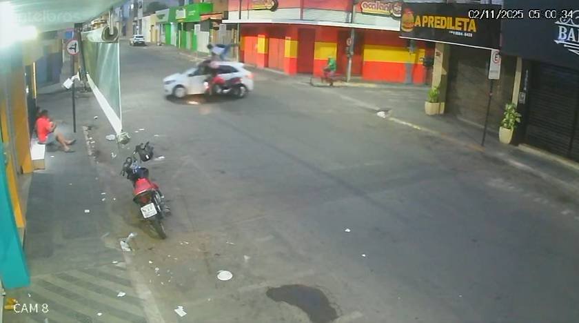colisao-entre-moto-e-carro-deixa-dois-feridos-em-cruzamento-de-juazeiro-do-norte,-no-ceara