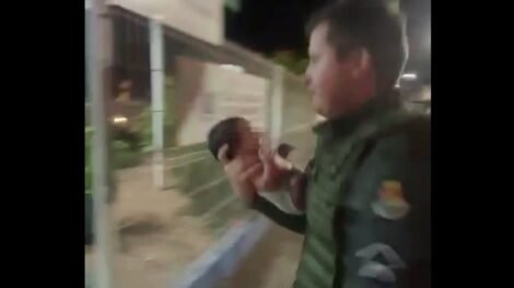 recem-nascido-e-salvo-de-engasgo-por-policiais-militares-em-sao-goncalo-do-amarante,-no-ceara