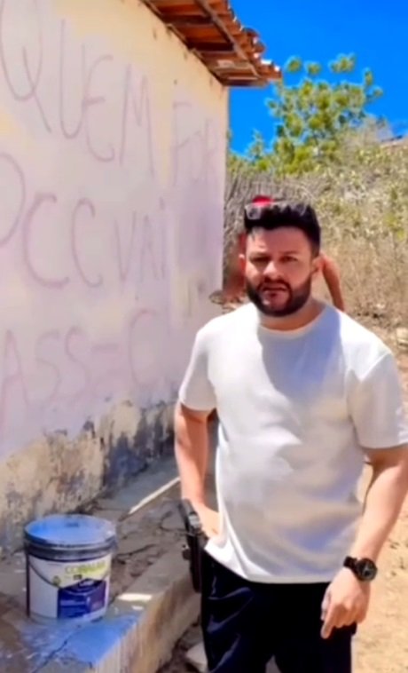 policiais-cobrem-pichacao-de-faccao-criminosa-em-quixeramobim,-no-interior-do-ceara