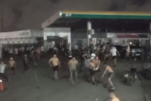 briga-de-torcedores-e-registrada-apos-jogo-entre-fortaleza-e-ceara-nas-proximidades-da-arena-castelao
