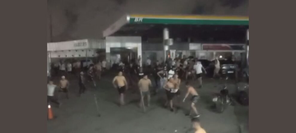 briga-de-torcedores-e-registrada-apos-jogo-entre-fortaleza-e-ceara-nas-proximidades-da-arena-castelao