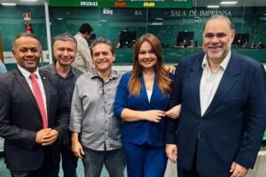 profissionais-do-grupo-cidade-de-comunicacao-recebem-homenagem-pelo-dia-do-radialista-na-assembleia