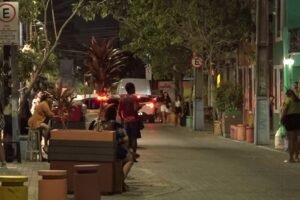 rua-dos-tabajaras,-na-praia-de-iracema,-se-mantem-como-palco-boemio-e-ponto-turistico-em-fortaleza