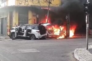 colisao-entre-carros-no-centro-de-fortaleza-deixa-tres-feridos-e-veiculo-carbonizado-na-manha-deste-sabado-(8)