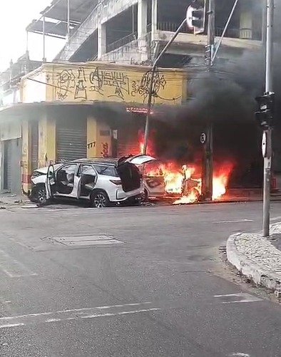 colisao-entre-carros-no-centro-de-fortaleza-deixa-tres-feridos-e-veiculo-carbonizado-na-manha-deste-sabado-(8)