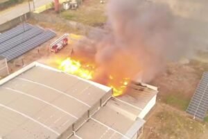 incendio-de-grandes-proporcoes-atinge-fabrica-em-maracanau;-bombeiros-foram-acionados