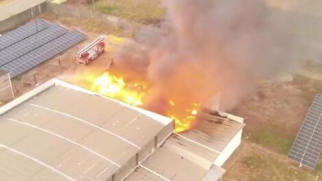 incendio-de-grandes-proporcoes-atinge-fabrica-em-maracanau;-bombeiros-foram-acionados