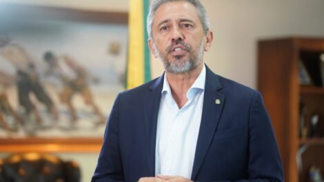 elmano-diz-que-policia-do-ceara-deve-enfrentar-faccoes-“com-a-forca-que-for-necessaria”