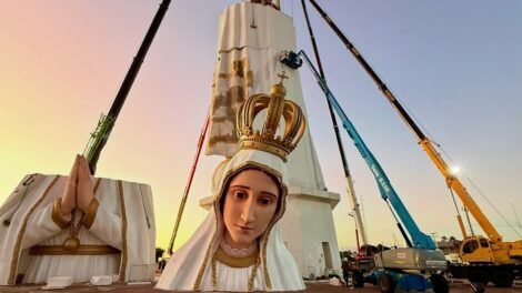 escultor-compartilha-processo-de-erguer-a-maior-estatua-de-nossa-senhora-de-fatima-do-mundo,-no-ceara