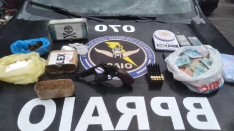 homem-e-preso-no-ceara-com-mais-de-1-kg-de-crack,-revolver-e-r$-11-mil-em-dinheiro