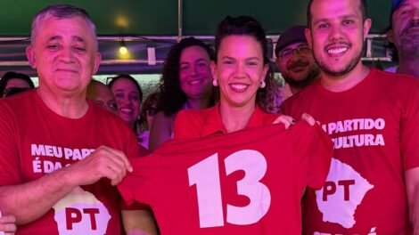 secretaria-de-cultura-do-ceara,-luisa-cela-se-filia-ao-pt-em-cerimonia-em-fortaleza