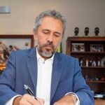 elmano-sanciona-novo-plano-de-cargos-e-carreiras-para-servidores-da-uece,-uva-e-urca