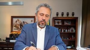 elmano-sanciona-novo-plano-de-cargos-e-carreiras-para-servidores-da-uece,-uva-e-urca