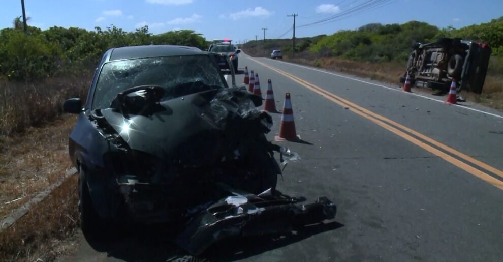 acidente-entre-dois-carros-deixa-motorista-ferido-em-estrada-no-porto-das-dunas,-no-ceara