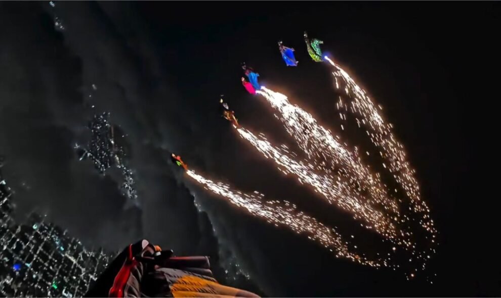 cometa-no-ceu-de-fortaleza?-paraquedistas-realizaram-salto-com-iluminacao-especial-e-surpreendem-moradores-da-capital-cearense