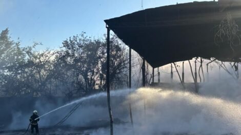 incendio-atinge-galpao-de-reciclaveis-no-bairro-siqueira-e-mobiliza-quatro-equipes-dos-bombeiros
