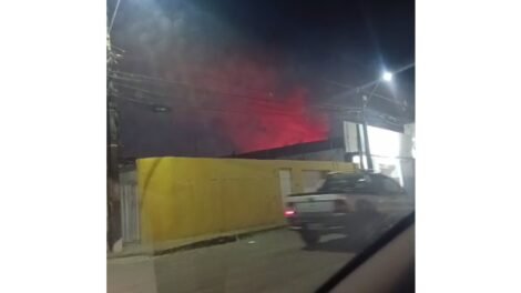 incendio-destroi-casa-apos-dona-ser-expulsa-do-local-por-membros-de-faccao-em-fortaleza