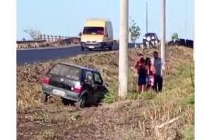 acidente:-carro-sai-da-pista-e-cai-em-vala-ao-trafegar-na-br-020,-no-ceara