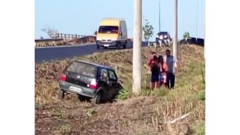 acidente:-carro-sai-da-pista-e-cai-em-vala-ao-trafegar-na-br-020,-no-ceara