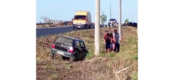 acidente:-carro-sai-da-pista-e-cai-em-vala-ao-trafegar-na-br-020,-no-ceara