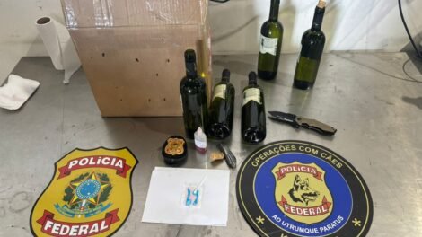 policia-federal-apreende-carga-de-vinho-com-cocaina-diluida,-no-aeroporto-de-fortaleza
