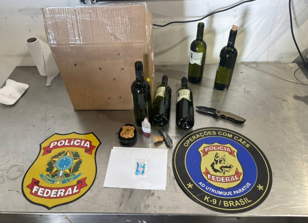 policia-federal-apreende-carga-de-vinho-com-cocaina-diluida,-no-aeroporto-de-fortaleza