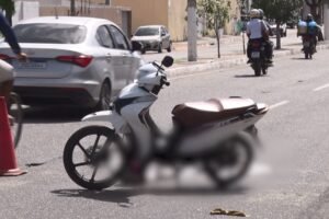 motociclista-morre-ao-bater-a-cabeca-em-carga-de-caminhao-em-caucaia,-no-ceara