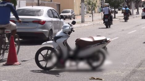 motociclista-morre-ao-bater-a-cabeca-em-carga-de-caminhao-em-caucaia,-no-ceara
