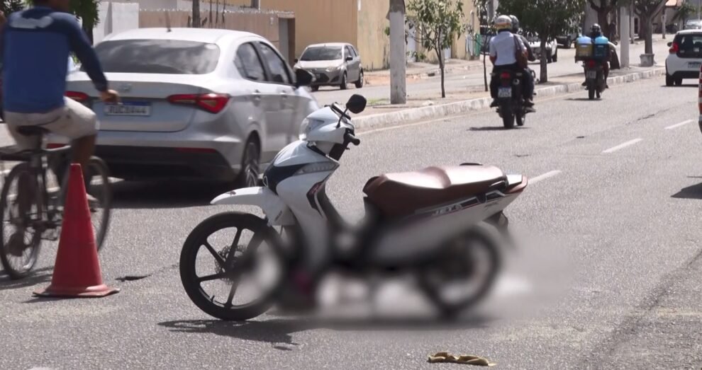 motociclista-morre-ao-bater-a-cabeca-em-carga-de-caminhao-em-caucaia,-no-ceara