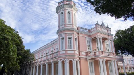 ufc-publica-edital-com-66-vagas-para-professor,-com-salarios-de-ate-r$-13-mil;-confira