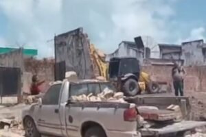 muro-de-obra-desaba-e-atinge-carro-no-bairro-jacarecanga,-em-fortaleza