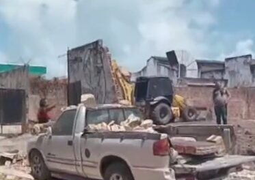 muro-de-obra-desaba-e-atinge-carro-no-bairro-jacarecanga,-em-fortaleza