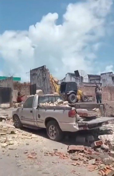 muro-de-obra-desaba-e-atinge-carro-no-bairro-jacarecanga,-em-fortaleza