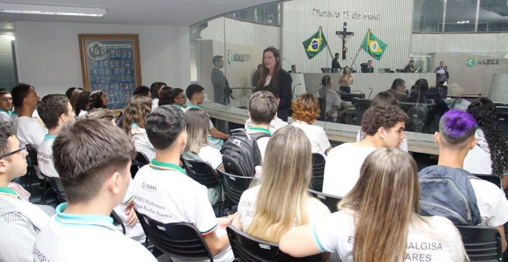 projeto-aprovado-na-assembleia-preve-criacao-de-bolsa-a-ex-alunos-da-rede-estadual-no-ceara