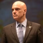 bolsonaro-violou-uso-de-tornozeleira-eletronica-e-tinha-‘elevado-risco-de-fuga’,-diz-moraes