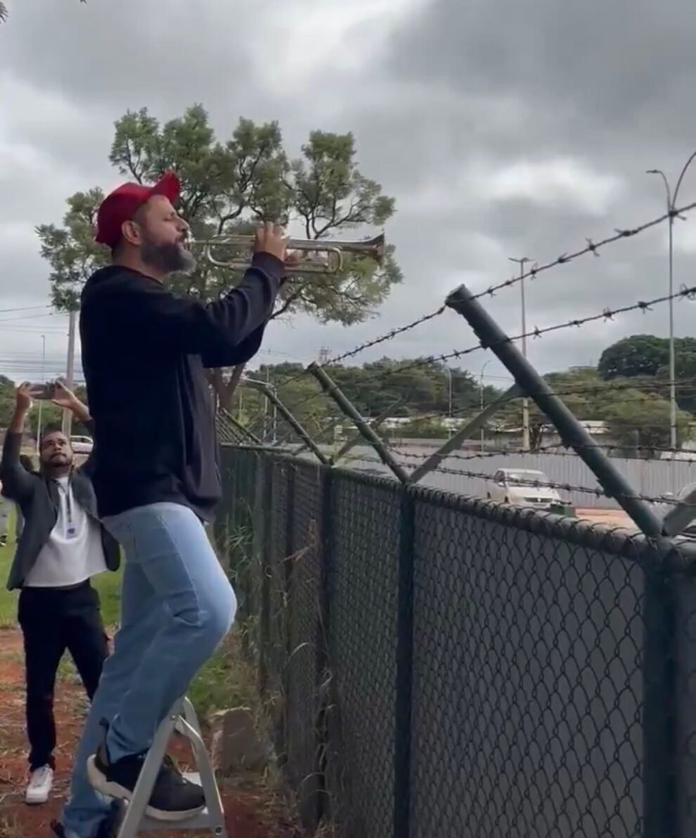 superintendencia-da-pf-tem-buzinaco-e-marcha-funebre-apos-prisao-preventiva-de-bolsonaro