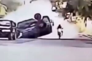 carro-capota-em-barbalha,-no-ceara,-e-quase-atinge-motociclista,-que-escapa-ileso