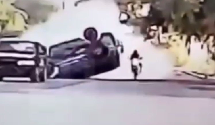 carro-capota-em-barbalha,-no-ceara,-e-quase-atinge-motociclista,-que-escapa-ileso