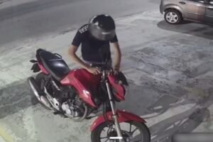 homem-tenta-furtar-moto-em-fortaleza,-mas-trava-no-pneu-impede;-acao-foi-flagrada-em-video