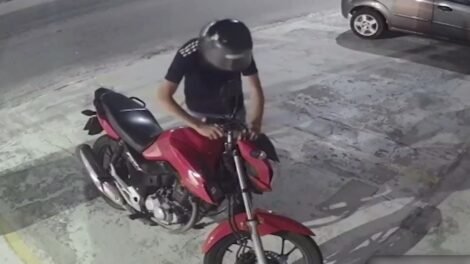 homem-tenta-furtar-moto-em-fortaleza,-mas-trava-no-pneu-impede;-acao-foi-flagrada-em-video