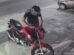 homem-tenta-furtar-moto-em-fortaleza,-mas-trava-no-pneu-impede;-acao-foi-flagrada-em-video