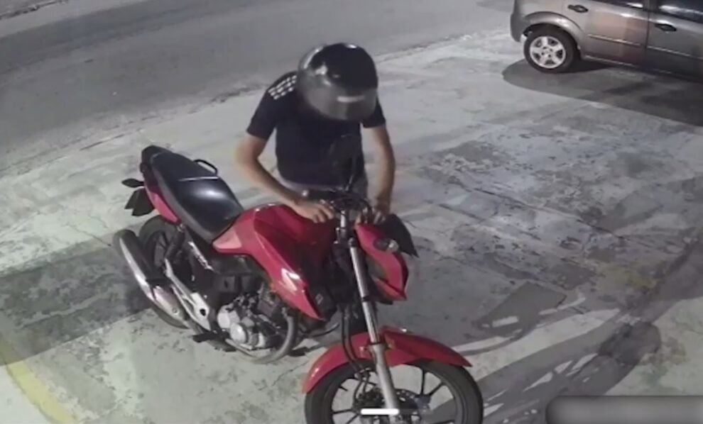 homem-tenta-furtar-moto-em-fortaleza,-mas-trava-no-pneu-impede;-acao-foi-flagrada-em-video
