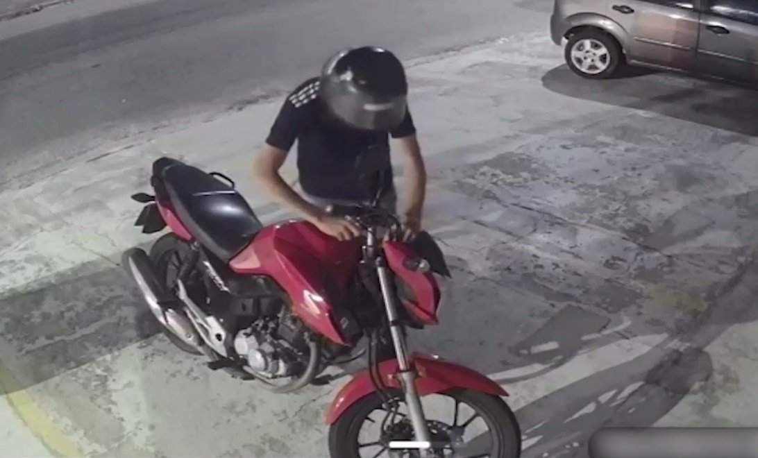 homem-tenta-furtar-moto-em-fortaleza,-mas-trava-no-pneu-impede;-acao-foi-flagrada-em-video